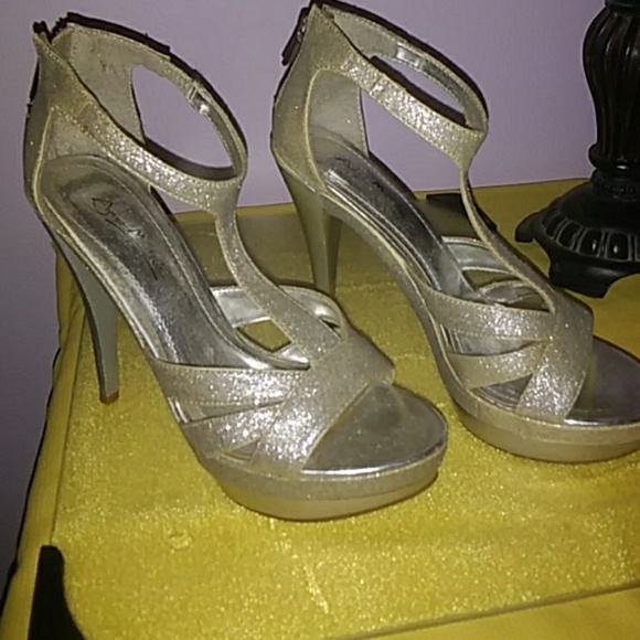 Woman's Heels - Picture 2 of 5